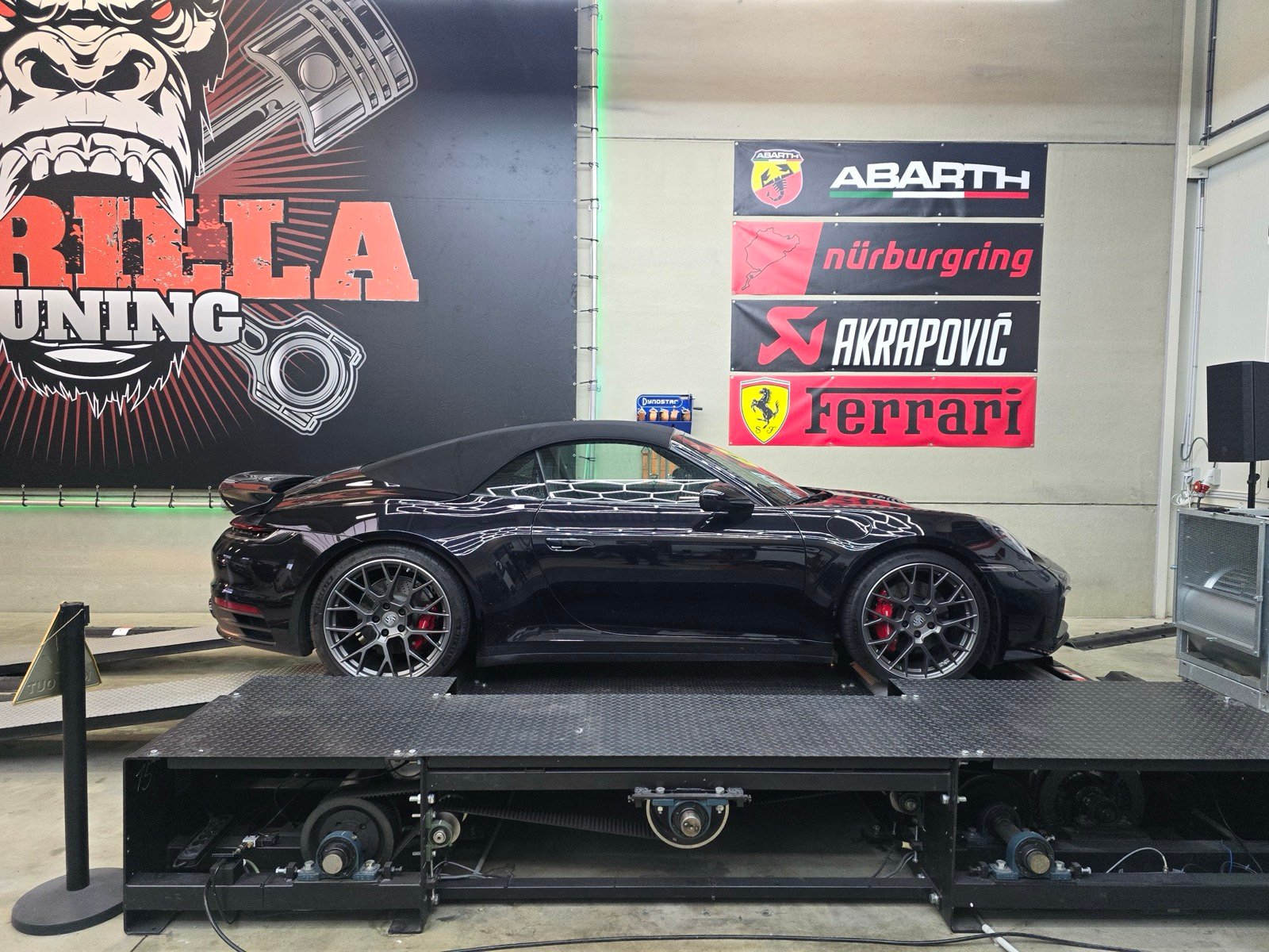 Porsche 911 op de Dynomax rollenbank bij Gorilla Tuning